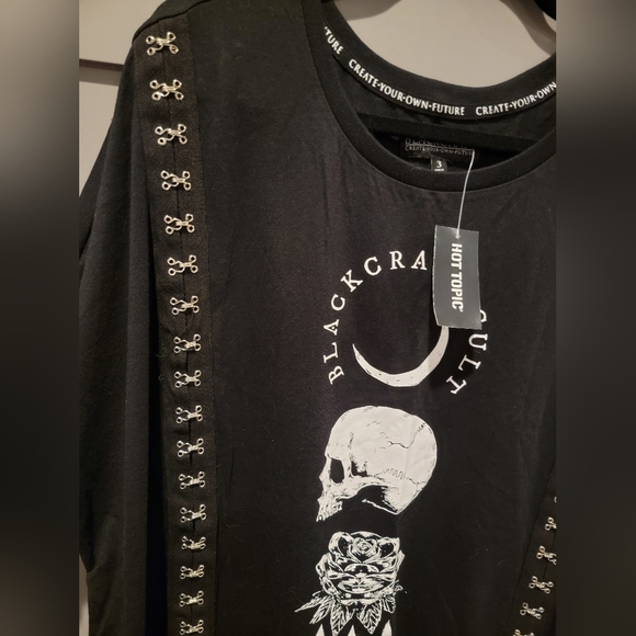 HOT TOPIC Blackcraft Crop Hook & Eye Graphic Tee Size 3 - Picture 7 of 16